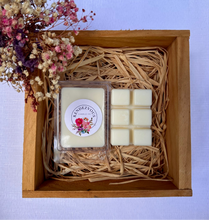 Load image into Gallery viewer, Japanese Honeysuckle Scented Soy Candle