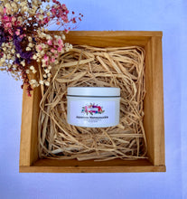 Load image into Gallery viewer, Japanese Honeysuckle Scented Soy Candle