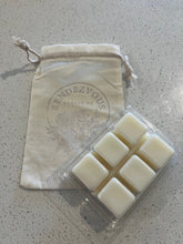 Load image into Gallery viewer, Spicy Dragonfruit Scented Soy Candle